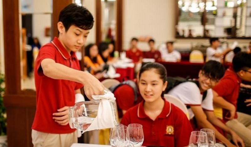 Một chuyên gia tư vấn tuyển sinh đang đưa lời khuyên cho học sinh về việc ôn thi và sử dụng đề thi đại học kinh tế TP HCM